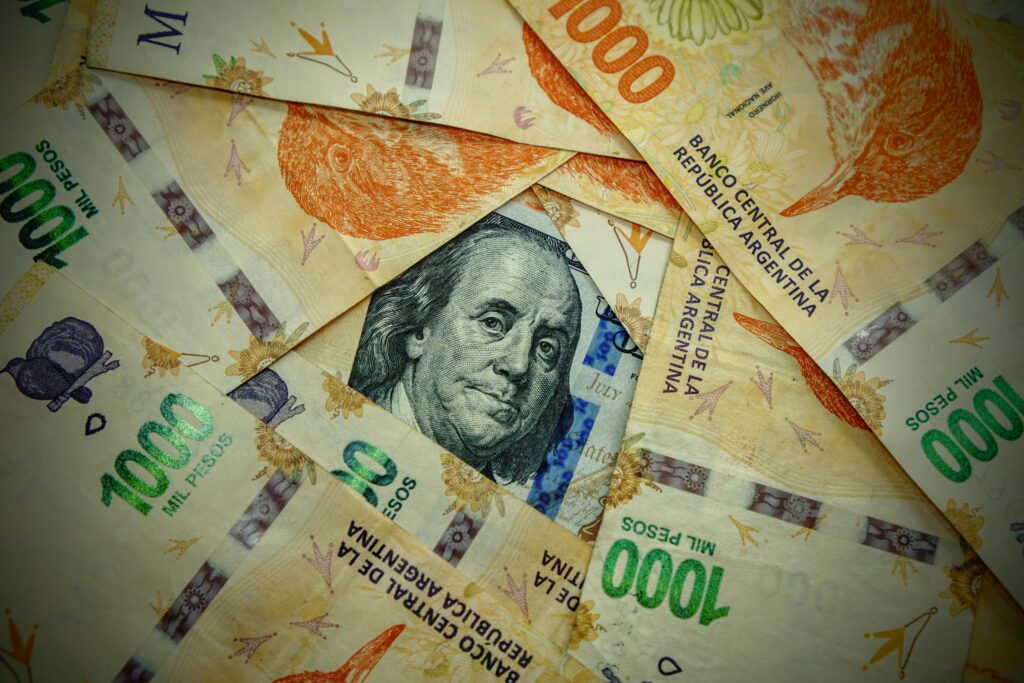 La financiera manejaba pesos y dólares. (Pexels.com/Gaby López)