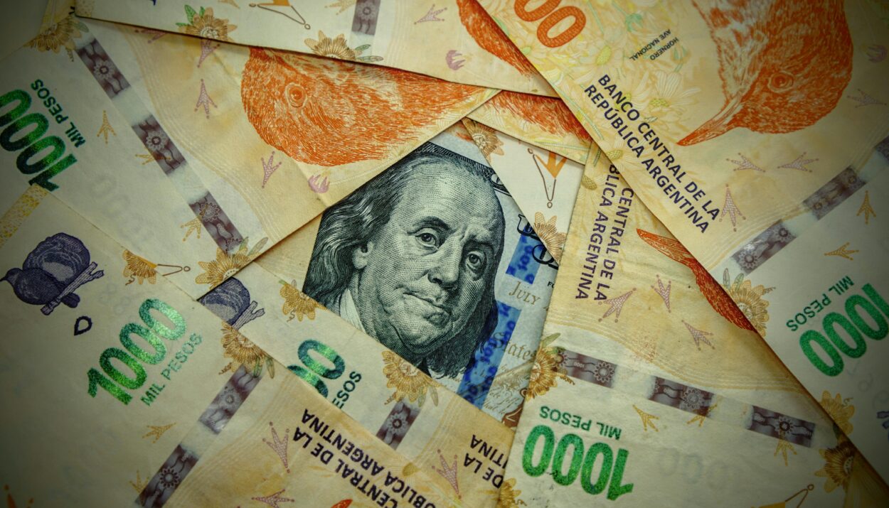 La financiera manejaba pesos y dólares. (Pexels.com/Gaby López)