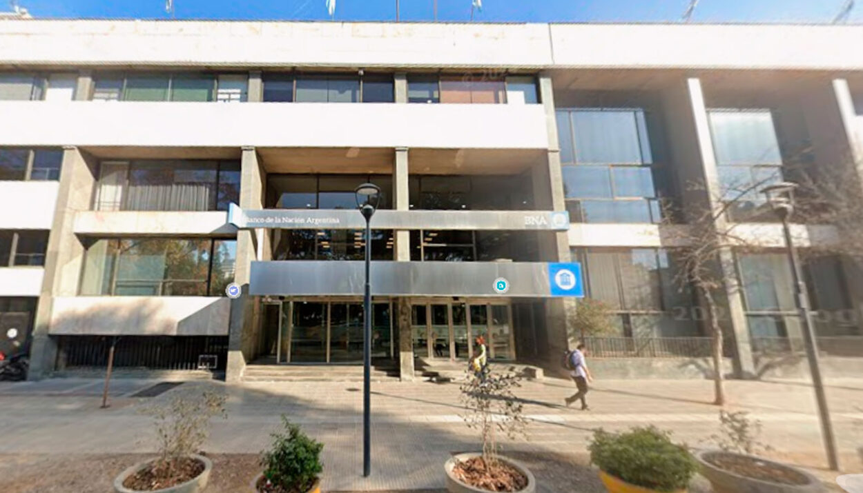 La sucursal del Banco Nación en calle San Jerónimo, en Córdoba capital. (Captura/©Google Street View)