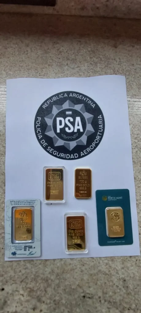 En la causa incautaron barras de oro, dinero y una Ferrari. (PSA)