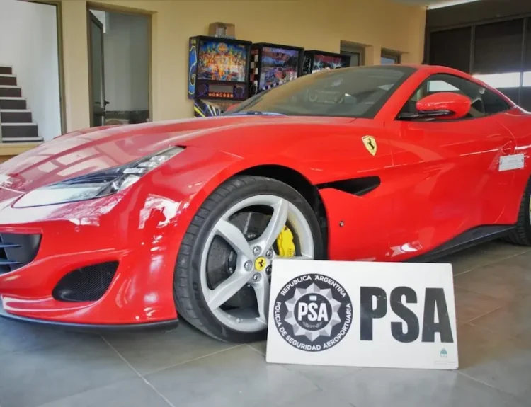 En la causa incautaron barras de oro, dinero y una Ferrari. (PSA)