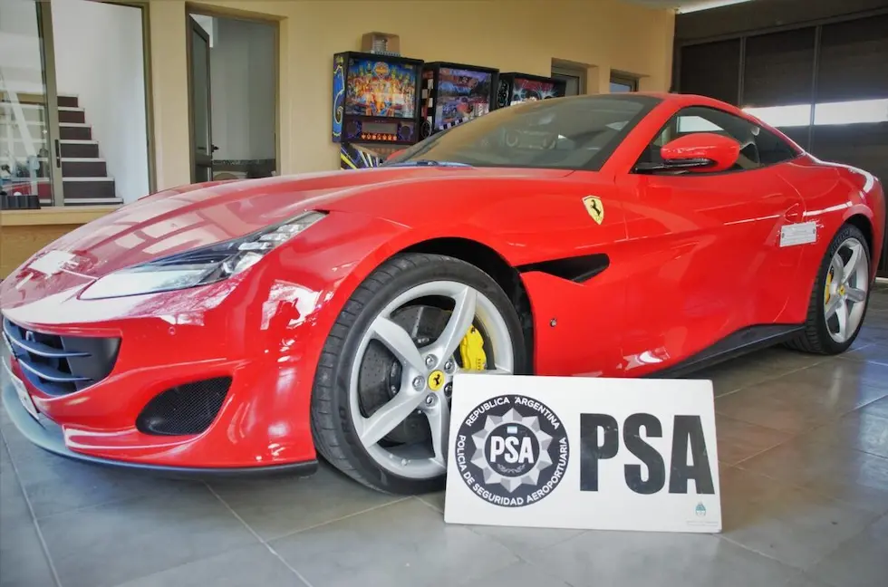 En la causa incautaron barras de oro, dinero y una Ferrari. (PSA)